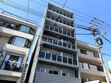 プライムブリス本所吾妻橋 青空を背景にした、モダンなデザインの建物外観