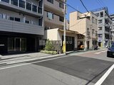 プライムブリス本所吾妻橋 街路から見た建物の外観と落ち着いた印象の1階店舗エリア