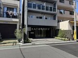 プライムブリス本所吾妻橋 道路から見た建物1階エントランスと駐車場の様子