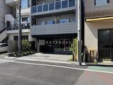 プライムブリス本所吾妻橋 街道から見たモダンなファサードの建物入口と駐車スペース