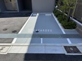 プライムブリス本所吾妻橋 清潔感のあるプール施設と周辺の緑化スペース