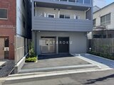 プライムブリス本所吾妻橋 モダンなグレー調の外観と開放的なアプローチを持つエントランス