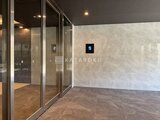 プライムブリス本所吾妻橋 大理石調タイルと採光窓が調和した開放的なエントランスホール