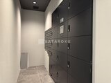 プライムブリス本所吾妻橋 黒を基調としたモダンな宅配ボックスが配置された共用部廊下