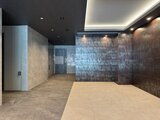 プライムブリス本所吾妻橋 モダンな照明と落ち着いた色調の壁面で構成された共用廊下