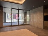 プライムブリス本所吾妻橋 モダンな仕上げのエントランスホールと大きく開いた店舗入口
