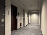 プライムブリス本所吾妻橋 明るい照明が均等に照らす共用廊下とエレベーターホール