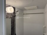 プライムブリス本所吾妻橋 モダンな壁面と落ち着いた雰囲気の浴室スペース