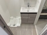プライムブリス本所吾妻橋 洗面台と浴槽が一体化した清潔感のあるバスルーム