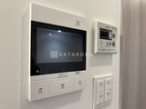 プライムブリス本所吾妻橋 壁に埋め込まれたモニター付きインターフォンと操作パネル