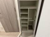 プライムブリス本所吾妻橋 複数の可動棚を備えた玄関の収納スペース