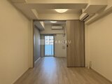 プライムブリス本所吾妻橋 明るい照明のリビングダイニングと玄関の動線が見渡せる空間