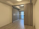 プライムブリス本所吾妻橋 開放的なリビングダイニングと寝室を仕切る建具のある明るい空間