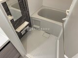 プライムブリス本所吾妻橋 黒い壁パネルがアクセントの清潔感のあるバスルーム