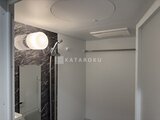 プライムブリス本所吾妻橋 モダンな壁面と照明が落ち着いた印象のバスルーム