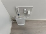 プライムブリス本所吾妻橋 壁面に設置された照明スイッチとコンセント、配線機器の様子