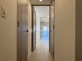 プライムブリス本所吾妻橋 廊下から各室への出入口が見える明るい廊下空間
