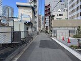リージア代々木ビナリオ 前面道路から見た建物周辺の街並みと開放的な立地環境