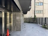 リージア代々木ビナリオ エントランス前のゆとりのある外部スペース