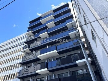 リージア代々木ビナリオ 青空を背景に、バルコニーが印象的なモダンな建物外観