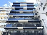 リージア代々木ビナリオ 青いバルコニーと白いアクセントが印象的なモダンな建物外観