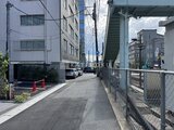 リージア代々木ビナリオ 建物脇の通路から見た開放的な街並みの様子
