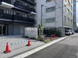リージア代々木ビナリオ 建物エントランス前の整備された共有スペースの様子