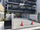 リージア代々木ビナリオ 開放的なエントランスアプローチと整理された共用部の様子