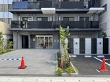 リージア代々木ビナリオ 開放的な共用エントランス前のアプローチ空間