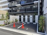 リージア代々木ビナリオ 駐車スペースと植栽で囲まれたモダンな建物外観