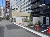 リージア代々木ビナリオ 前面道路から見た建物エントランス周りの開放的な様子