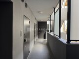 リージア代々木ビナリオ 共用廊下から見たモダンな印象のエレベーターホール