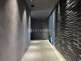 リージア代々木ビナリオ モダンなタイル張りの壁と床が調和した共用廊下の様子