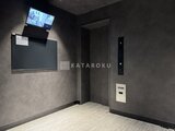 リージア代々木ビナリオ エレベーターホール内のグレーを基調とした落ち着いた内装