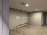 リージア代々木ビナリオ 天井照明が配された、明るく落ち着いたトーンの共用ロビー空間