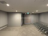 リージア代々木ビナリオ 複数の椅子が並ぶ落ち着いた共用ラウンジスペース