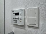 リージア代々木ビナリオ 浴室換気乾燥機と照明スイッチが並ぶ壁面