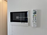 リージア代々木ビナリオ 壁面に取り付けられたインターフォンと室内用エアコン操作パネル