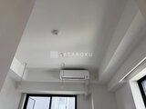 リージア代々木ビナリオ エアコン室内機が備わったモダンな天井と窓辺の空間