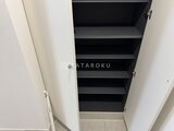 リージア代々木ビナリオ 開放したドアからの深い棚が見える収納スペース