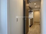 リージア代々木ビナリオ 玄関から キッチンへ続く、明るく落ち着いた廊下空間