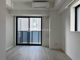 リージア代々木ビナリオ 明るい印象の居室から見たバルコニーへの出入口