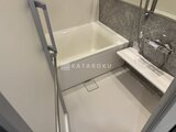 リージア代々木ビナリオ 浴槽と広々したシャワースペースを備えたモダンな浴室