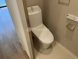 リージア代々木ビナリオ 温白色の照明が落ち着いた印象のトイレ空間