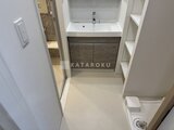 リージア代々木ビナリオ 白い洗面台と収納棚が備わった清潔感のある洗面室