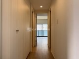 リージア代々木ビナリオ 明るい印象の廊下とクローゼット収納が並ぶ空間