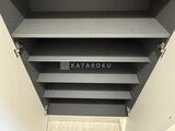 リージア代々木ビナリオ 複数の棚板が備わった開放的な納戸スペース
