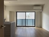 リージア代々木ビナリオ キッチンからリビングへ向かう明るい開放的な空間