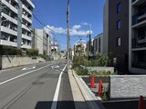 ディームス中野富士見町 前面道路から見た建物と周辺環境の様子