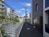 ディームス中野富士見町 自転車置き場と緑に囲まれた開放的なエントランスアプローチ